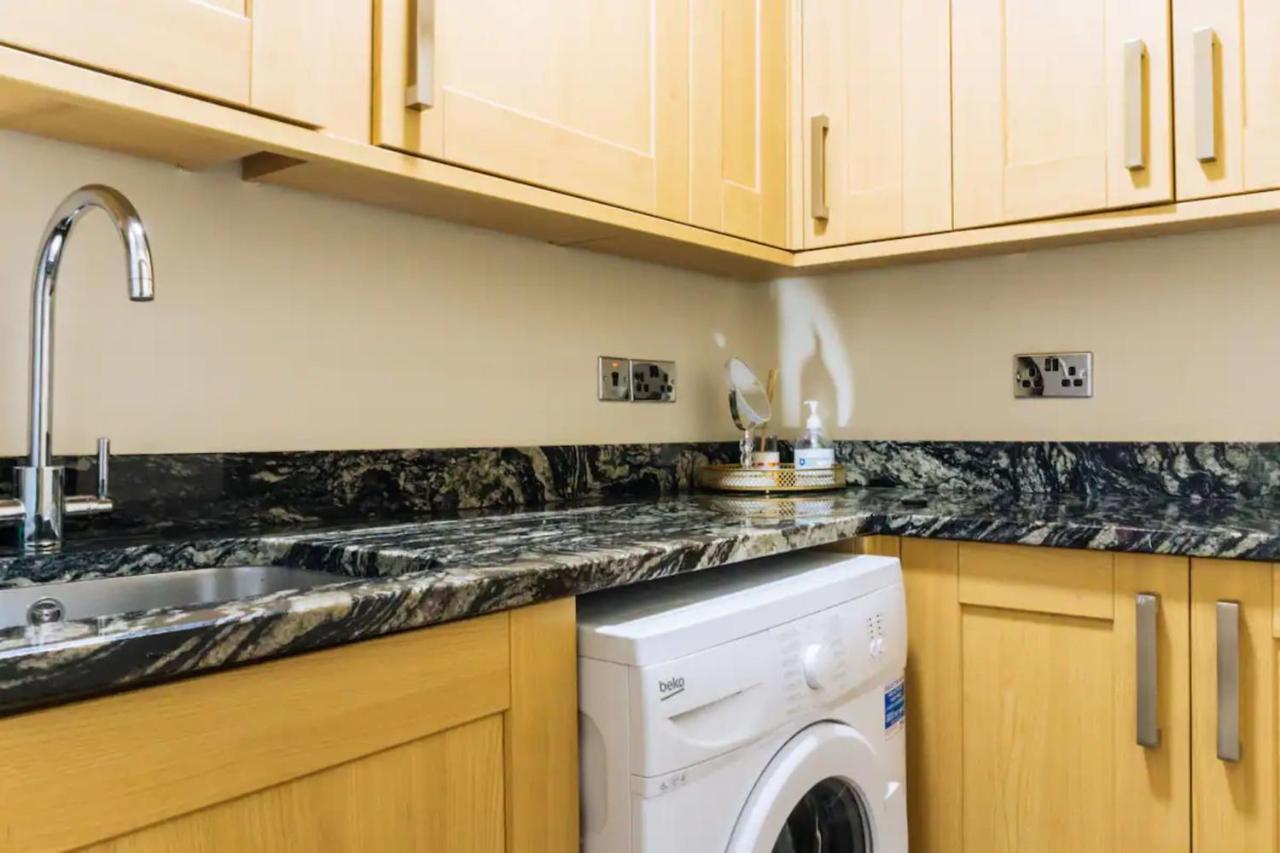 Homely 3 Bedroom In The Heart Of Central EDI Exterior photo