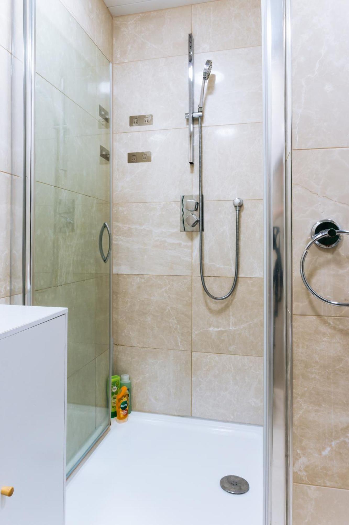 Homely 3 Bedroom In The Heart Of Central EDI Exterior photo