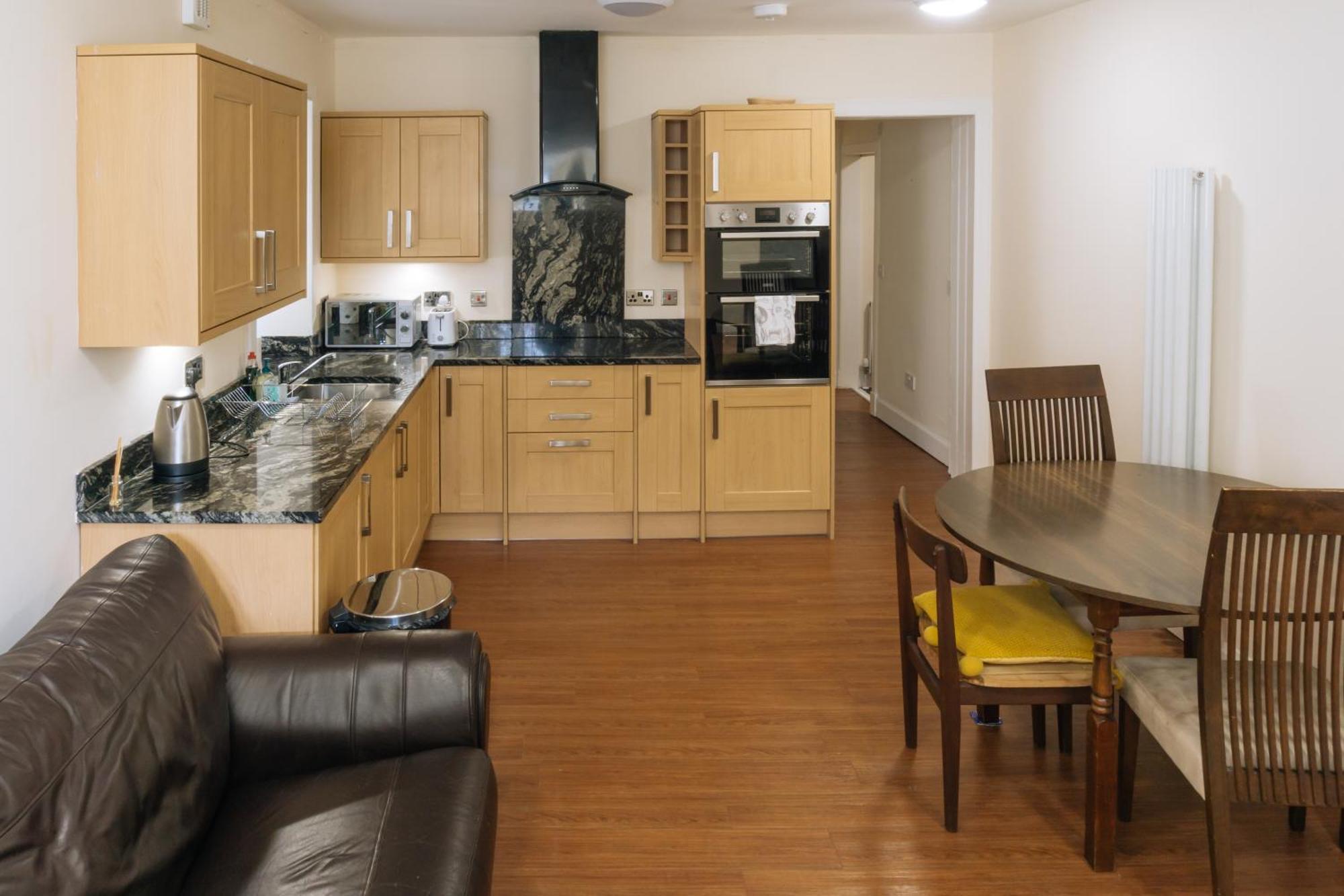 Homely 3 Bedroom In The Heart Of Central EDI Exterior photo