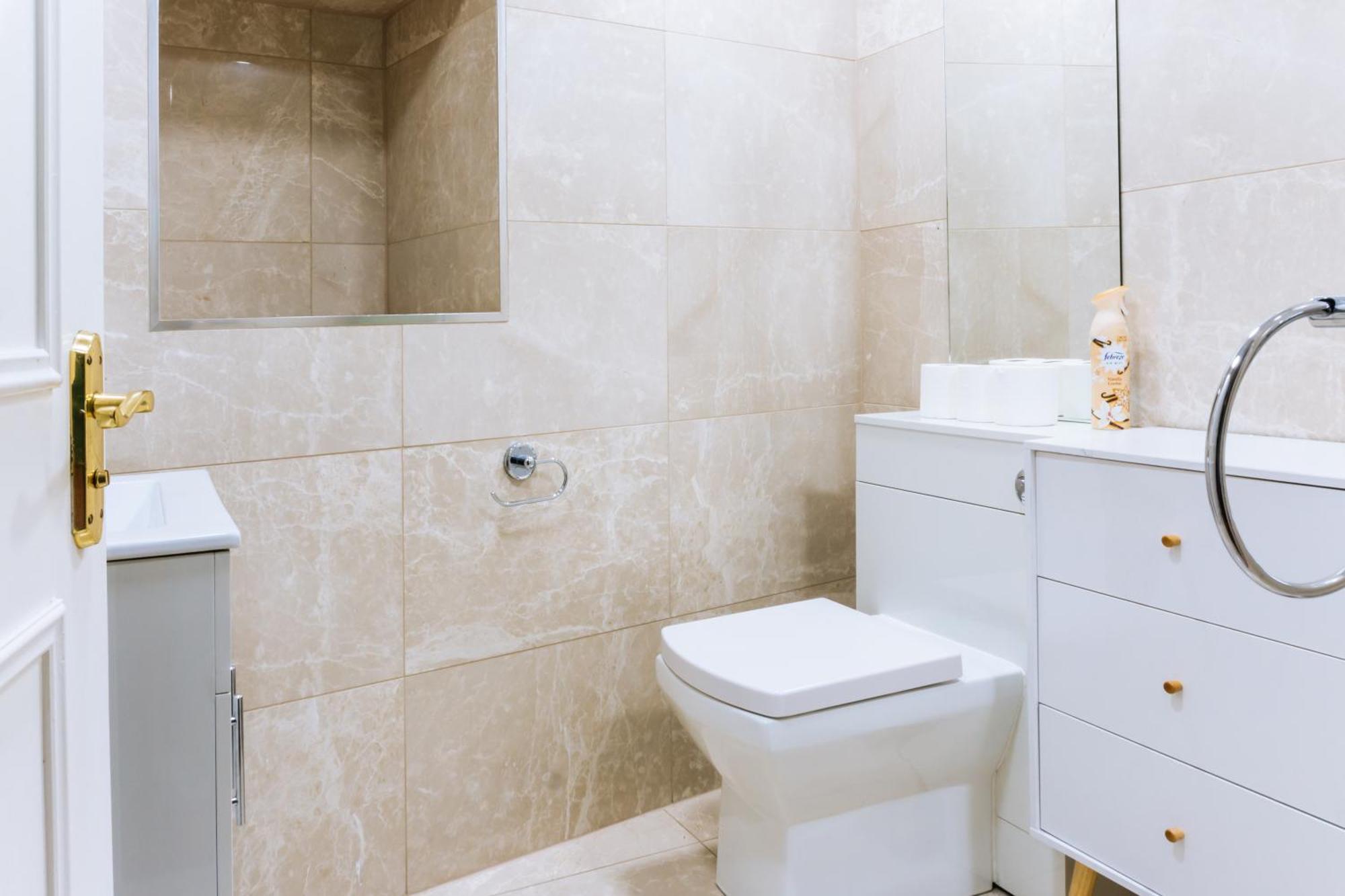 Homely 3 Bedroom In The Heart Of Central EDI Exterior photo